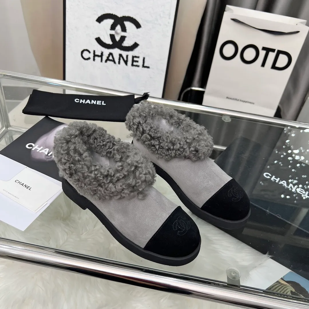 👟👟Ex-factory price 540👟👟 High version of Chanel CHANEL, 🌞🌞🌞Xiaoxiang’s latest 2025 autumn and winter short boots, a must-have item for this autumn and winter season! ! Ms. Chanel loves simple yet irresistible combinations to show her unique style. Mix and match freely to shine⚡Follow Grandma’s fashion steps! ! ! The top-notch craftsmanship and texture are perfectly presented. No matter any details, you can compare them with the counters. The best quality products can be entered and exited from the counters at will! ! ❶Material: imported cowhide/cow suede/wool ❷Lining: sheepskin lining ❸Feet: sheepskin ❹Outsole: original molded sole ❺Heel height: 3cm ❻Number of yards: 35-40 (40 and 41 are customized and non-refundable)